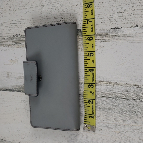 Fossil gray cowhide leather wallet, some wear to closure tab, otherwise clean - Picture 7 of 8